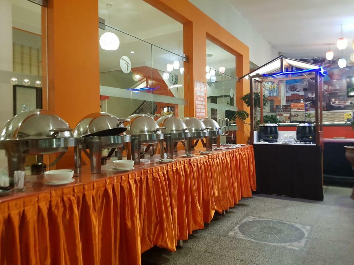 Fortune Front One Hotel Kendari Eksteriør billede